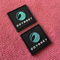 Étiquettes de bagages en caoutchouc avec logo en relief au design luxueux, patch en caoutchouc PVC 3D écologique et recyclable pour chemises