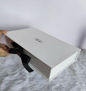 Thanh Lịch Màu Trắng Sang Trọng Gấp Nam Châm Quần Áo Hộp Quà Tặng Biểu Tượng Tùy Chỉnh Matt Cán Băng Giấy Bao Bì Cho Quần Áo Quà Tặng - Product Image 4