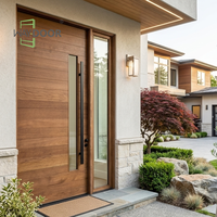 Porte d'entrée de haute qualité en bois massif de chêne avec insert en verre trempé et vitrage latéral, finition naturelle et sécurisée pour la maison