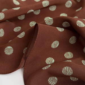 Écharpe carrée en soie de mûrier style Hepburn français pour femme, motif pois marron rétro, collection Printemps 2025, fabriquée à Hangzhou - Product Image 4