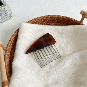 Peigne à cheveux élégant fait main en acétate écologique et imperméable, motif géométrique, pour l'arrière de la tête, insert croisé triangulaire - Product Image 6