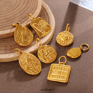Galerie de médaillons Oracle |   Pendentif en acier inoxydable plaqué or 18 carats PVD avec motif mystique en relief |   Imperméable, hypoallergénique et durable - Product Image 4
