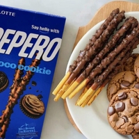 Bâtonnets de biscuits croustillants enrobés de chocolat, collation sucrée et croquante, sachet en vrac pour partage festif, dessert, bouchées gourmandes
