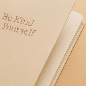 Soyez en douceur avec vous-même : Journal A5 en similicuir à couverture rigide pour l'autosoins, la réflexion quotidienne et la gratitude – Cadeau pour la santé mentale - Product Image 2