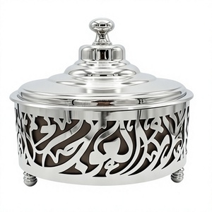 Olla redonda de acero inoxidable con diseño árabe y tapa, recipiente para servir alimentos con aislamiento térmico, para uso en catering de hoteles de lujo. - Product Image 1