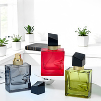 Flacon pulvérisateur de parfum 30 ml en verre blanc de haute qualité, multicolore, forme carrée irrégulière, avec pompe pulvérisatrice dorée et capuchon noir, service 24h/24, en stock