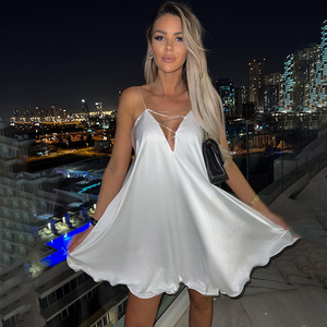 Abito da Donna in Raso con Cintura a Catena e <span class=keywords><strong>Design</strong></span> Traforato, <span class=keywords><strong>Moda</strong></span> 2026 - Product Image 4