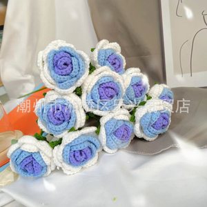 Ramo de Rosas de Ganchillo de Lana con Colores Degradados Hecho a Mano, Regalo Creativo para Boda o San Valentín 2025 - Product Image 1