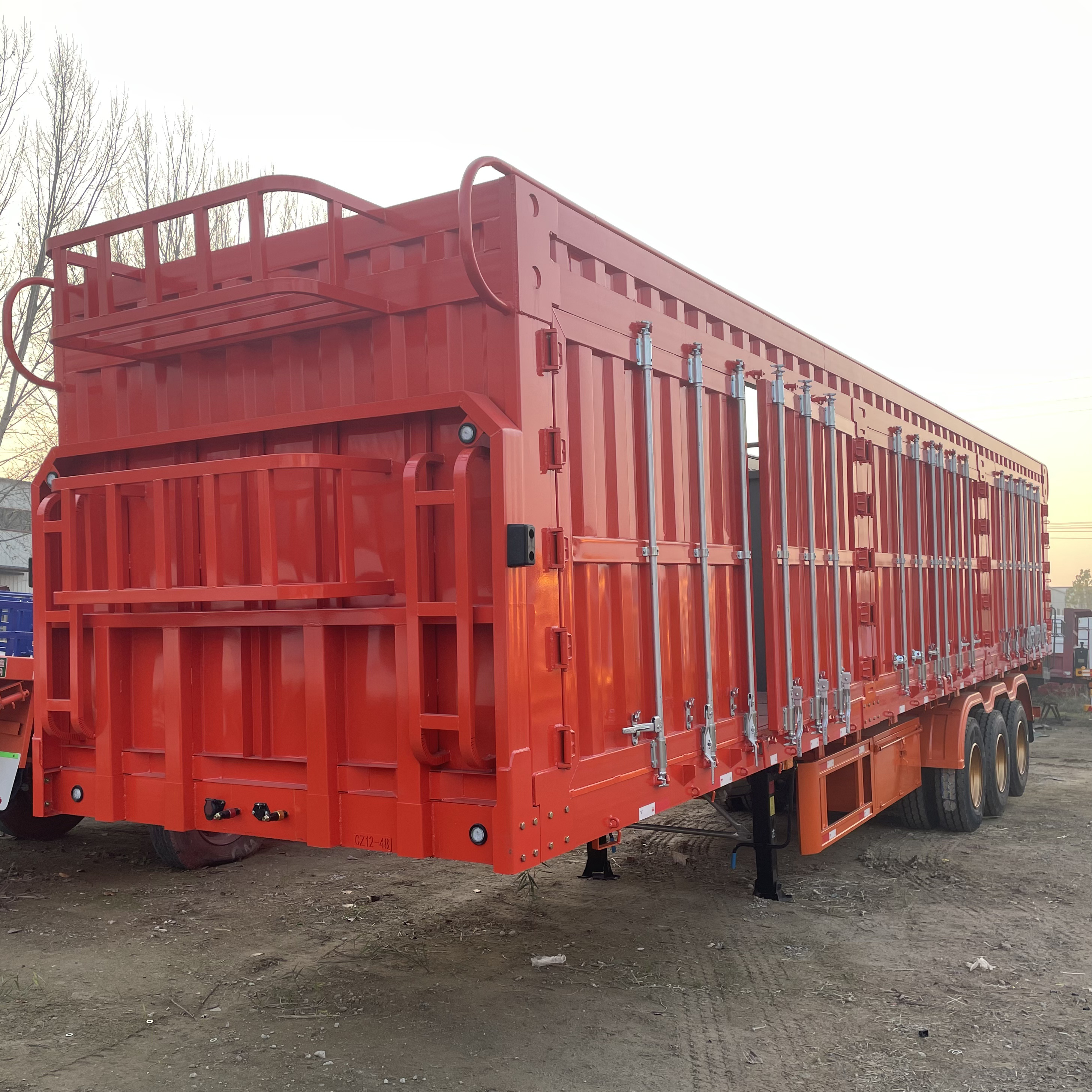 3 Axle Steel Semi-Trailers with 12r22.5 Tyre Single Point Suspension Cargo Capacity for Truck Tailer