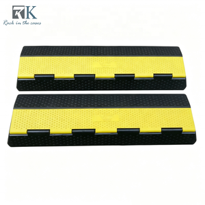 Rampe de protection de câbles en caoutchouc robuste pour la fabrication industrielle - Product Image 1