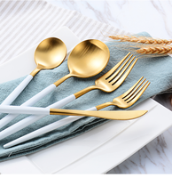 Vaisselle de table de luxe en acier inoxydable doré pour mariage d'hôtel cuillère en or faite à la main couteau à fruits fourchette ensemble de couverts