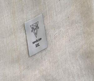 Étiquettes tissées pour vêtements avec logo textuel détaillé et instructions d'entretien pour l'image de marque des vêtements et la couture - Product Image 4