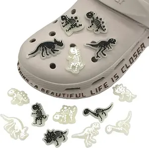 Venda imperdível sapatos de 2024 novidade estilo charme para sandálias Croc presente personalizado para crianças dinossauro luminoso