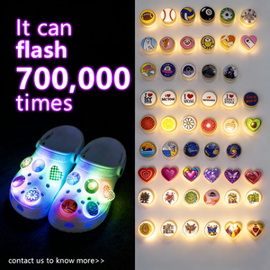 Nuevos dijes de zapatos LED luminosos con forma de corazón, impresos con UV de alta calidad, coloridos y kawaii, para zuecos, venta al por mayor, regalos de San Valentín - Product Image 5