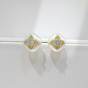 Boucles d'oreilles clous en argent sterling 925 plaqué or 18 carats avec perle d'eau douce classique, pour femme, idéales pour l'été et les mariages. - Product Image 3