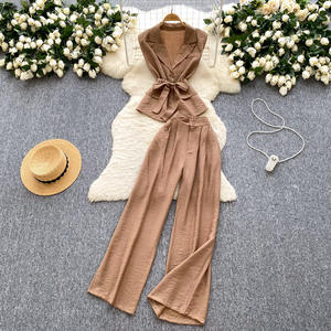 Damen Premium Casual 2-Teiliges Set: Ärmellose Weste mit Kragen und Hochtaillierte Schlanke Drapierte Hose in Unifarbe - Product Image 3