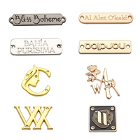 Étiquette de logo en métal gravée en relief 3D en alliage de zinc lavable personnalisée pour écharpe, chaussures, sac à main, vêtement