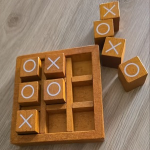 Jeu <span class=keywords><strong>de</strong></span> Tic Tac Toe en bois au design personnalisé, jeu <span class=keywords><strong>de</strong></span> <span class=keywords><strong>société</strong></span> unique sur mesure <span class=keywords><strong>pour</strong></span> les préférences personnelles individuelles - Product Image 1