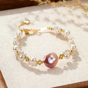 Pulsera <span class=keywords><strong>de</strong></span> Perlas <span class=keywords><strong>de</strong></span> Agua Dulce para <span class=keywords><strong>Mujer</strong></span>, Tendencia 2025, Chapada en Oro <span class=keywords><strong>de</strong></span> 14K, Extensor, Detalles Refinados en Latón, Diseño Floral Minimalista y Lujoso - Product Image 1