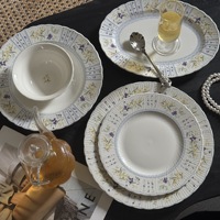 Vintage Blumenmuster Keramikteller Runder Gerippter Dessert- und Suppenteller Hellblau Gelb Lila Geschirr für Frühstück