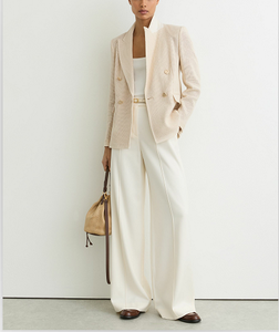 Blazer beige texturizado de doble botonadura para mujer con botones dorados, solapa con muescas y bolsillos con solapa. - Product Image 2