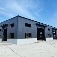 Système de toiture pour atelier industriel en charpente métallique, avec portique en treillis d'acier et poutres en H