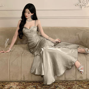 Vestido de Gala Largo Color Gris Plateado de Lujo con Silueta de Lápiz, Tirantes Finos, Escote Corazón, Volantes y Capa Transparente para Fiesta de Graduación - Product Image 3