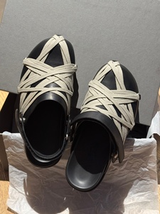 Vente en gros d'usine de pantoufles de créateurs de haute qualité, élégantes et adaptées aux hommes et aux femmes, sandales décontractées et respirantes - Product Image 2