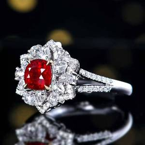 Bague Statement pour Femme en Or Massif 18K avec Rubis Naturel Non Chauffé Couleur Sang de Pigeon de 1,2 ct et 82 Grands Diamants Brillants Latéraux – Bijou - Product Image 3