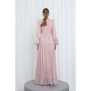 Robe de soirée longue plissée élégante pour femme Puane, teinte, à manches longues, col roulé et ceinture ornée de pierres, pour occasions spéciales - Product Image 5
