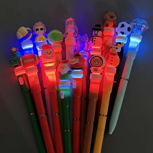 O&Q Individuelles Logo Sport-Design 0,7mm Blau Schwarz Gel-Tinte <span class=keywords><strong>LED</strong></span>-Licht Drehbare Kunststoff Nicht-Löschbare Laminierte UV-Bedruckte Kugelschreiber Neuheit - Product Image 1