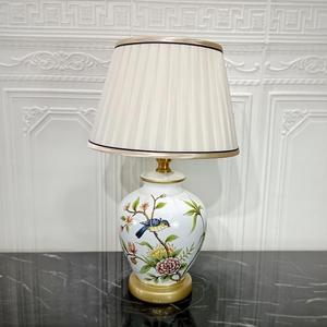 Lampada da Tavolo Classica Americana con Vaso in Ceramica, Lampada da Lettura per Soggiorno e Camera da Letto, <span class=keywords><strong>Paralume</strong></span> in Tessuto - Product Image 3