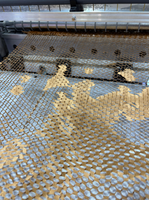 Máquina troqueladora de papel kraft con PLC Schneider y motor de ahorro de energía, capacidad de producción de 100 piezas/minuto