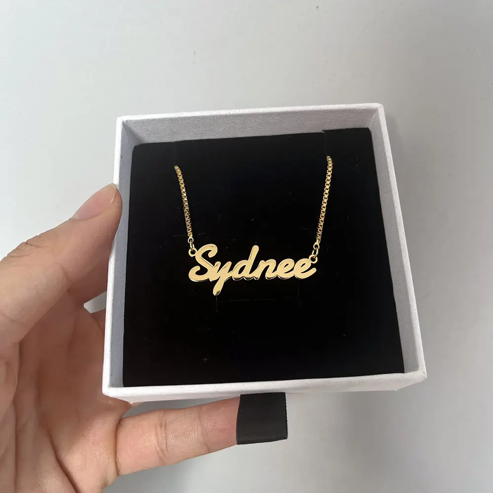 Lateefah OEM venta al por mayor nombre personalizado joyería Pvd plateado No se decolora collar de acero inoxidable para mujeres chico regalos