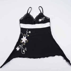 Débardeur asymétrique noir pour femme avec broderie florale et dentelle, col en V, style vintage Y2K, bordure à volants - Product Image 6