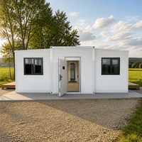 Casa Contenedor Plegable Expandible de Tres Secciones Blanca con Puerta Abierta para Glamping y Alojamiento Temporal