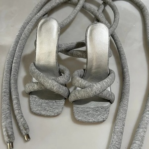 Sandales à talons aiguilles gris uni à bout carré pour femme, avec lanières croisées et talon fin, design personnalisé, pour l'été - Product Image 3