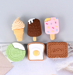 Nuevos diseños de galletas y bizcochos de resina, dijes planos para manualidades, dijes de dibujos animados Kawaii para decoración de uñas, dijes de lujo para estuches, artesanías de resina de diseñador. - Product Image 1