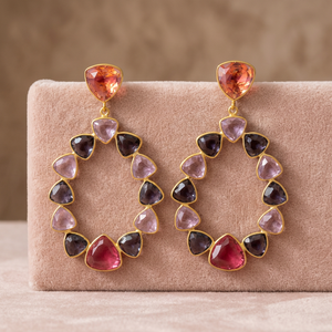 Magnifiques boucles d'oreilles ethniques unisexes en laiton plaqué or 24 carats avec pierres multicolores - Product Image 3