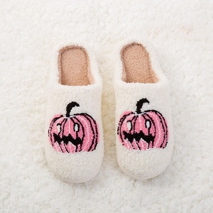 Pantoufles <span class=keywords><strong>Femme</strong></span> Dames Grossistes Personnalisé Maison Halloween pantoufles Design Peluche Hiver Maison floue Pantoufles à Fourrure pour Femmes - Product Image 4
