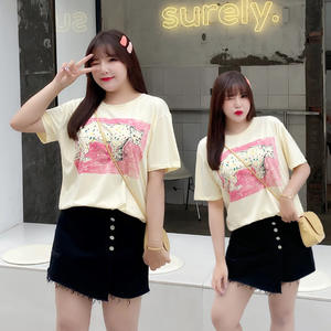 เสื้อยืดแขนสั้นคอกลมพิมพ์ลายเสือดาวสำหรับผู้หญิงไซส์ใหญ่สำหรับฤดูร้อน สีเหลืองอ่อน ผ้าฝ้ายเจอร์ซีย์ N7563 - Product Image 1