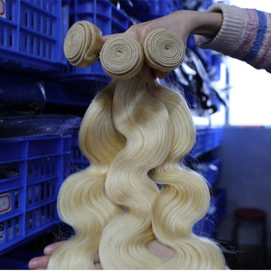 # Extensions de cheveux humains blonds 613, ondulés, alignés dans le sens de la cuticule, en lots - Product Image 3