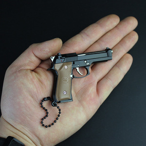 พวงกุญแจโลหะรูปเบเร็ตต้า 92F รุ่น 1/3 ของที่ระลึกจากเกม PUBG รุ่น <span class=keywords><strong>M1911</strong></span> ของขวัญสำหรับผู้ชาย - Product Image 2