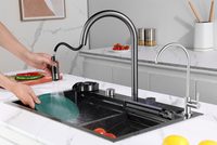 Évier de cuisine gris anthracite au design moderne avec robinet cascade en acier inoxydable, lavabo multifonctionnel à poser sur comptoir