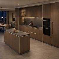 Meubles de cuisine modernes sur mesure avec îlot, rangements hauts et mur d'appareils intégré