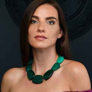 Collier en résine tendance avec un design de pendentif élégant, bijoux légers pour un usage quotidien avant-gardiste - Product Image 4