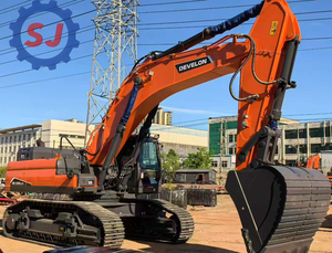 Excavatrice sur chenilles hydraulique Develon DX530LCA d'occasion pour travaux de terrassement et de construction - Product Image 3