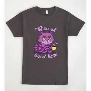 T-shirt con stampa grafica unisex per adulti We Are All Tired Here Purple Cat - Product Image 1