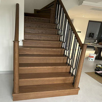 Escaliers d'intérieur modernes personnalisés avec main courante en bois et colonnes en métal assorties