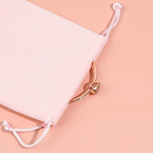 Sac cadeau en velours personnalisé avec logo, idéal pour le rangement et l'emballage de bijoux (vente en gros) - Product Image 4
